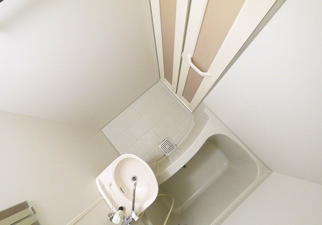 レオパレスＳＯＰＨＩＡの浴室|日々の疲れを癒すお風呂付です