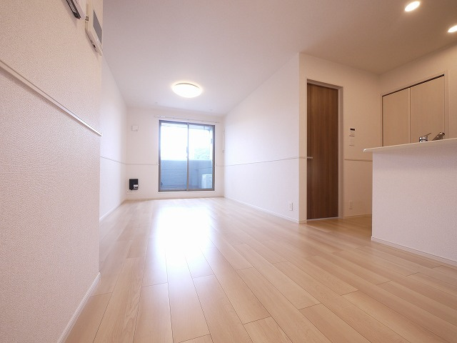 カーサ・リンドペローⅠの居間・リビング|こちらの居間で趣味の時間をお楽しみください