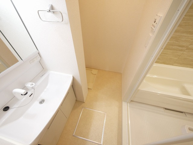 カーサ・リンドペローⅠの洗面所|脱衣スペースもあります