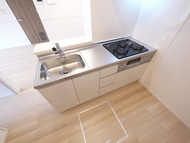 カーサ・リンドペローⅠのキッチン|コンパクトなキッチンで掃除もラクラク