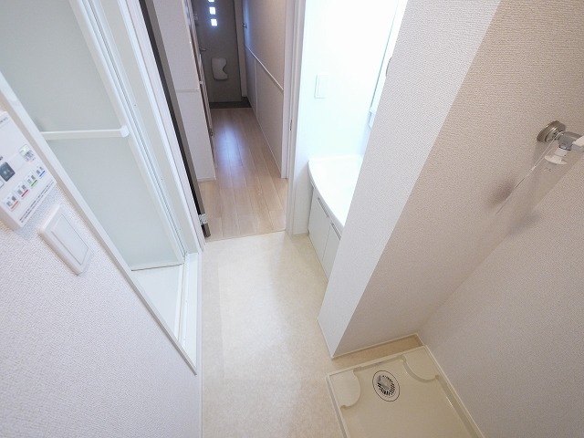 カーサ・リンドペローⅡの洗面所|明るい洗面所です