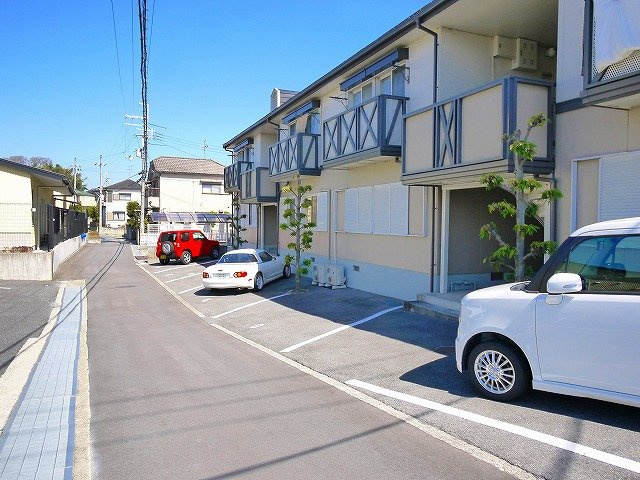 プレミール額田部の駐車場|駐車場があるので、車を買う予定の方も安心です