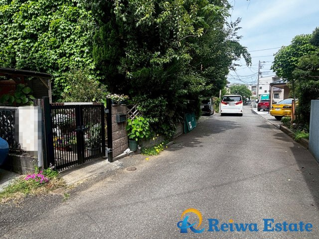 売地　茅ヶ崎市若松町の前面道路含む現地写真