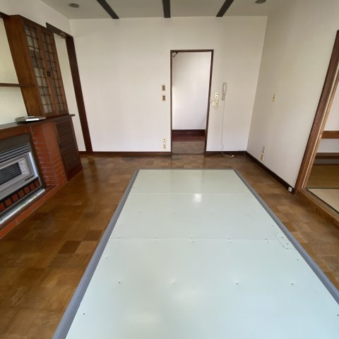 室蘭市沢町22-6　戸建の居間・リビング