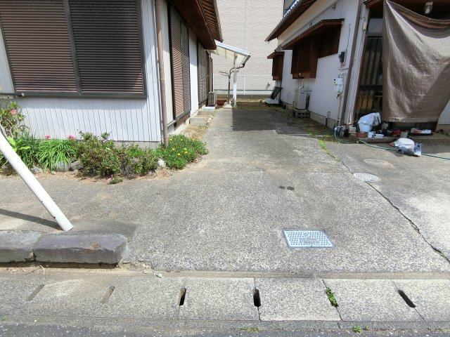 田間江森邸の駐車場