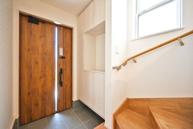 ファーストタウン安倉北1丁目新築一戸建て│3SLDK+駐車2台可の玄関