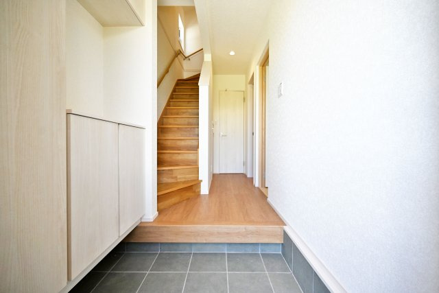 ファーストタウン安倉北1丁目新築一戸建て│3SLDK+駐車2台可の玄関