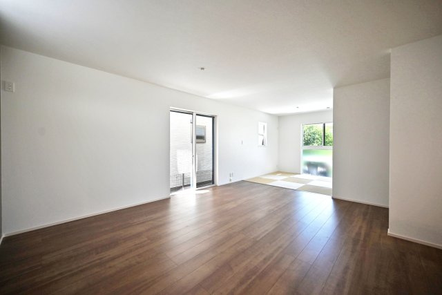 ファーストタウン安倉北1丁目新築一戸建て│2SLDK+駐車1台可の居間・リビング|ダイニングは「誰かが座っても通行の邪魔にならない」ストレスフリーの広さを確保。キッチンからの配膳効率も良いのが魅力です。