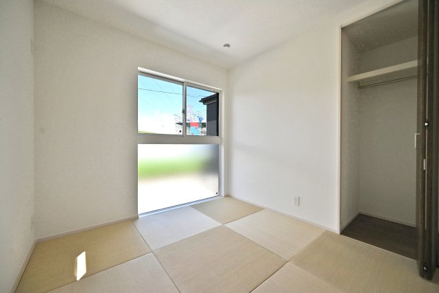 ファーストタウン安倉北1丁目新築一戸建て│2SLDK+駐車1台可の和室|1階リビング横に位置する畳コーナーの内観写真です。 帰宅時にちょっと寝転がりたいときや、家事の合間の休憩などの際に便利です。