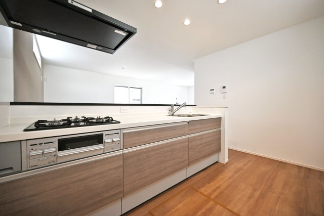 ファーストタウン安倉北1丁目新築一戸建て│2SLDK+駐車1台可のキッチン|1階キッチンの奥側から撮影した内観写真です。 キッチンは2550mm幅のシステムキッチンを導入しています。