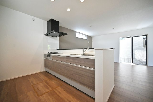 ファーストタウン安倉北1丁目新築一戸建て│2SLDK+駐車1台可のキッチン|1階LDKをキッチン越しに撮影した現地内観写真です。
対面式オープンキッチンを採用しているため視界は広く、ご家族間やご来訪者とのコミュニケーションも一体的に取り易くなっております。