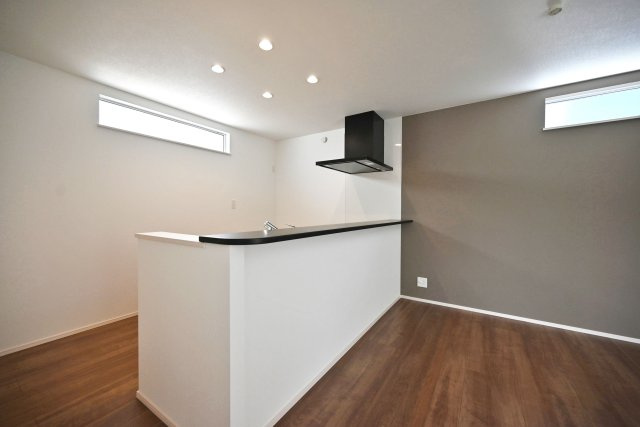 ファーストタウン安倉北1丁目新築一戸建て│2SLDK+駐車1台可のキッチン|上部にはダウンライトを採用し、作業性を確保しています。