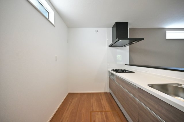 ファーストタウン安倉北1丁目新築一戸建て│2SLDK+駐車1台可のキッチン|対面式キッチンは、小さなお子様のいるご家族もリビングの様子を見守りながらお料理出来て安心◎収納もたっぷりあるので、いつもすっきりと清潔な印象を保てます。