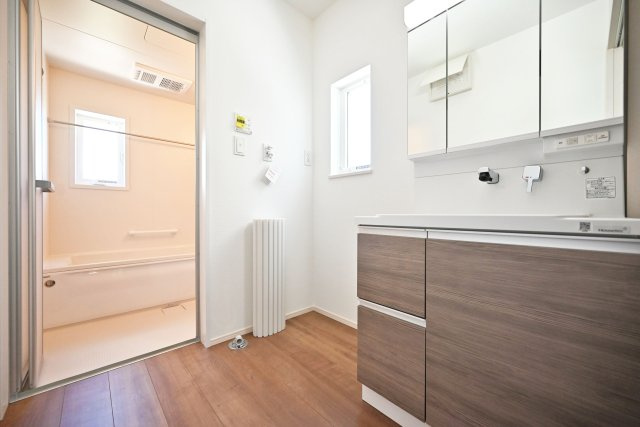 ファーストタウン安倉北1丁目新築一戸建て│2SLDK+駐車1台可の独立洗面台|1階洗面台は3面鏡裏収納付きのドレッサーを採用しています。小窓も設けているため、電気乾燥機等によりこもる湿気もしっかり排出できます。