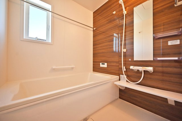 ファーストタウン安倉北1丁目新築一戸建て│2SLDK+駐車1台可の浴室|1階浴室の内観写真です。浴室暖房乾燥機付きのユニットバス。小窓付きで広々としており、1日の疲れをしっかり癒せる空間となっております。