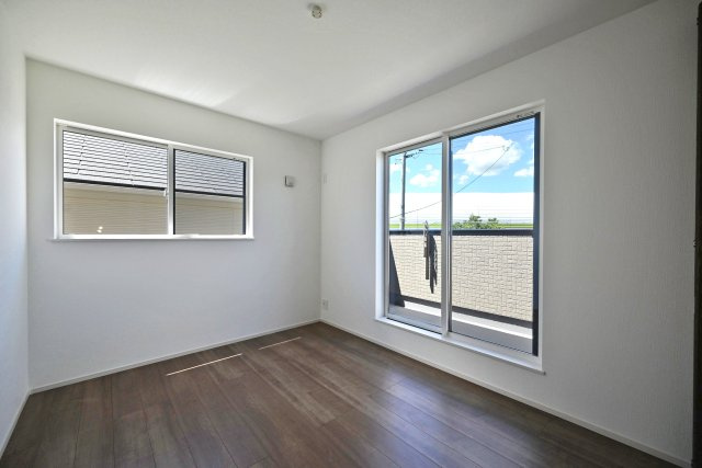 ファーストタウン安倉北1丁目新築一戸建て│2SLDK+駐車1台可の洋室|2階主寝室想定に入ってすぐの内観写真です。 2面採光の為、採光通風ともに良好です。