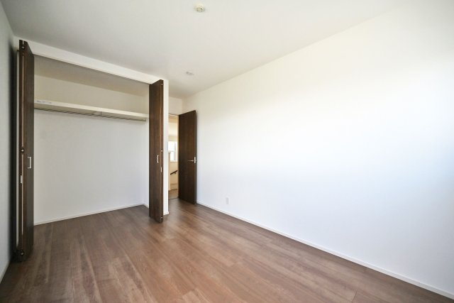 ファーストタウン安倉北1丁目新築一戸建て│2SLDK+駐車1台可の洋室|-主寝室(2F)- 各居室、収納庫内には枕棚とハンガーレールを配置しています。 限られた収納スペースでもすっきりと片付けることが出来ます。