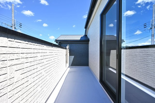 ファーストタウン安倉北1丁目新築一戸建て│2SLDK+駐車1台可のバルコニー|2階主寝室側に面したバルコニーです。 物干竿金具が備え付けられています。