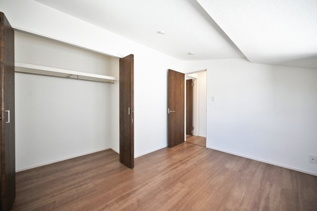 ファーストタウン安倉北1丁目新築一戸建て│2SLDK+駐車1台可の洋室|-納戸約6帖(2F)-