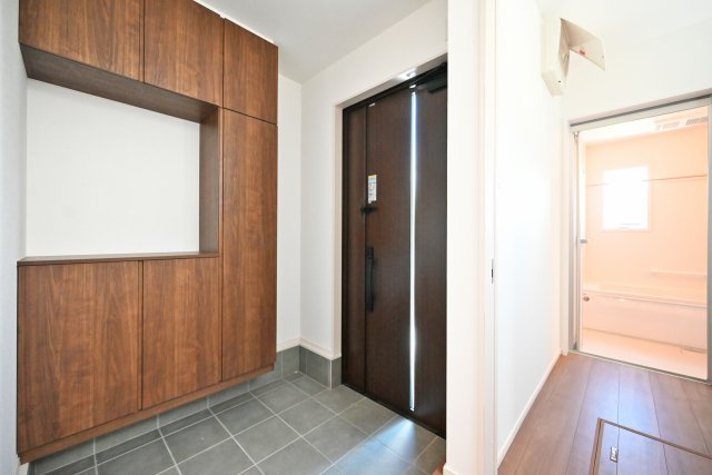 ファーストタウン安倉北1丁目新築一戸建て│2SLDK+駐車1台可の玄関|1階玄関をホール側から撮影した内観写真です。 シンプルな玄関扉にシューズボックスを配置したオーソドックスな玄関です。