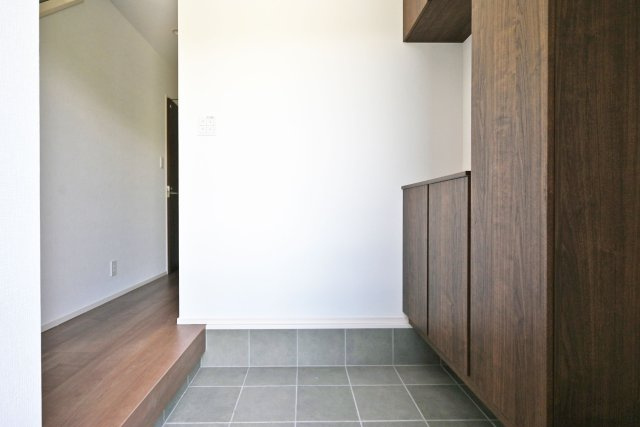 ファーストタウン安倉北1丁目新築一戸建て│2SLDK+駐車1台可の玄関|1階玄関入ってすぐの内観写真です。 上部まで収納があるシューズBOX付き。 毎日使う玄関回りも常に片付いた状態を維持できそうです。