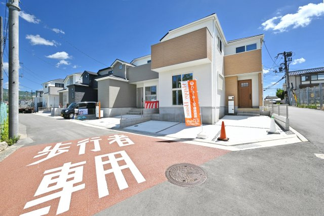 ファーストタウン安倉北1丁目新築一戸建て│2SLDK+駐車1台可の外観|阪急「売布神社」駅徒歩16分の立地◎全5区画のニュータウンが堂々完成致しました。即日内覧可能！皆様からのご連絡を心よりお待ちしております。