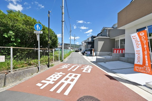 ファーストタウン安倉北1丁目新築一戸建て│2SLDK+駐車1台可の前面道路含む現地写真|前面道路幅員は西側に約4.1ｍ幅です。