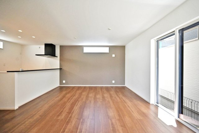 ファーストタウン安倉北1丁目新築一戸建て│2SLDK+駐車1台可の居間・リビング|1階LDKを畳コーナーから正面に撮影した内観写真です。
LDKは17.7帖でゆとりある広さです。 インテリア配置に困らない間取り設計に加え、お子様のいる世帯に必要な部屋数を備えた物件です。