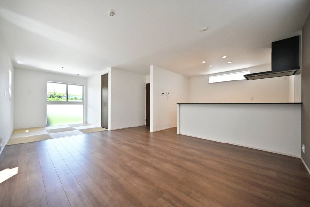 ファーストタウン安倉北1丁目新築一戸建て│2SLDK+駐車1台可の居間・リビング|対面式キッチンで家族同士のつながりを感じやすい設計を基調としています。 1階に水回りが配置されている為、家事動線良好です。