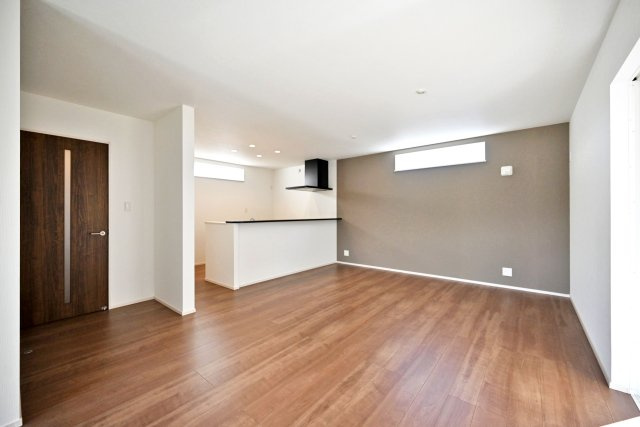 ファーストタウン安倉北1丁目新築一戸建て│2SLDK+駐車1台可の居間・リビング|LDKの広さは17.7でダイニングテーブルやソファーを設置しても十分な広さとなっております！テレビボード側にアクセントクロスの配置やワイドFIX窓を設けるなどLDKに一工夫加えられています。