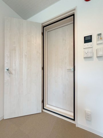 「防音マンション」ラシクラス新宿中井の内装|防音扉を採用でリビングと防音室との音（音楽）も低減してくれています！