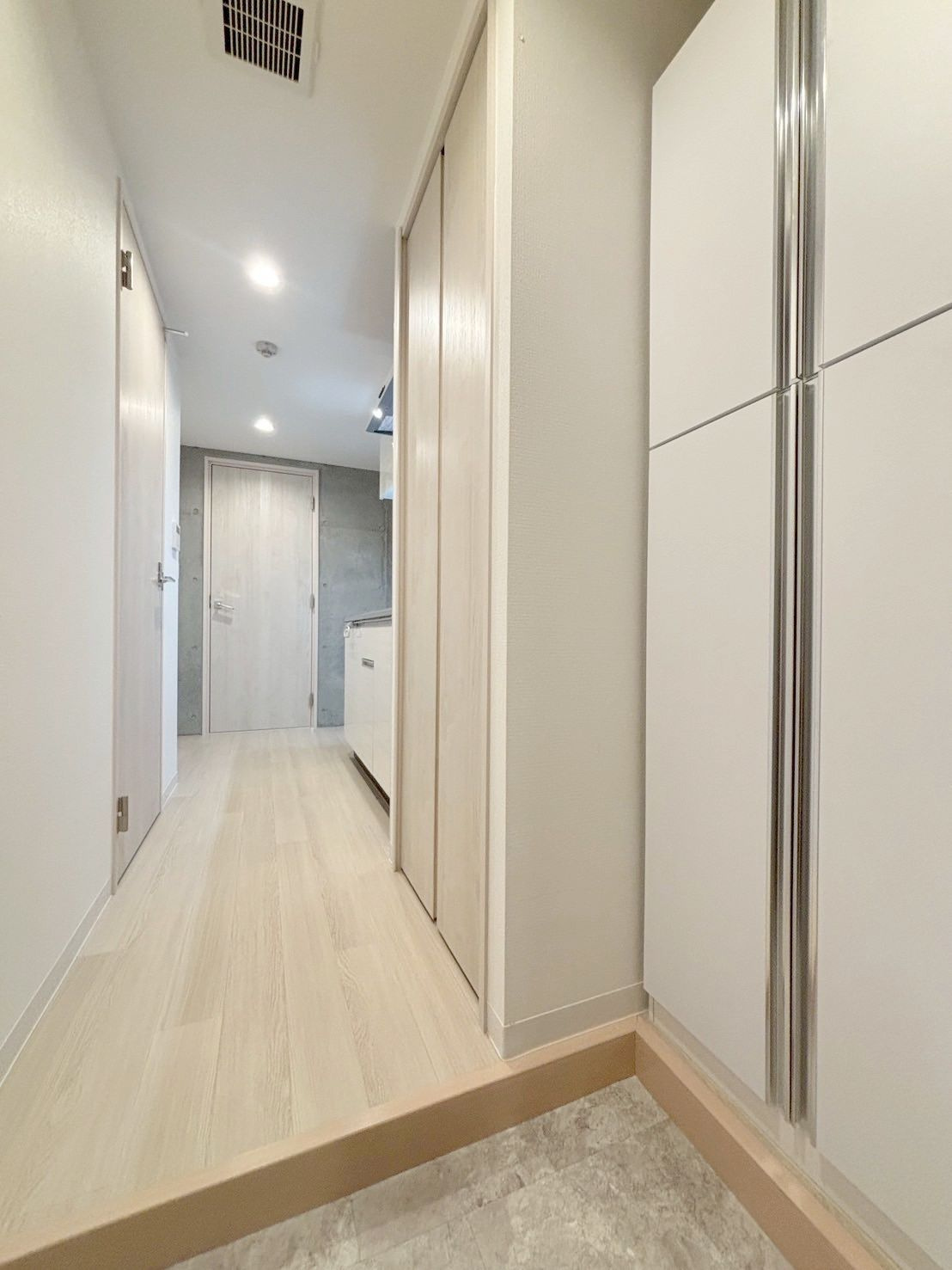 「防音マンション」ラシクラス新宿中井の玄関|収納もある玄関です