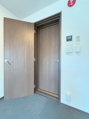 「防音マンション」ラシクラス新宿中井の内装|防音扉を採用でリビングと防音室との音（音楽）も低減してくれています！