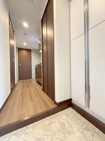 「防音マンション」ラシクラス新宿中井の玄関|収納もある玄関です