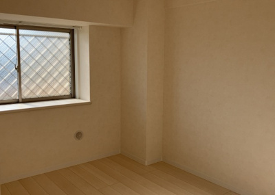 【洋室】 | レクシオ大和田 | 洋室のメリットは重い家具が置きやすく、身の回りが整理しやすいことです。 床がフローリングのため畳とは異なり凹みにくいです。 クローゼットなど収納が豊富で、普段使わない旅行カバンや服の整頓も簡単にです。