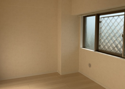 【寝室】 | レクシオ大和田 | 寝室でゆっくりと過ごすためにはベッド周りの適度な空間を担保することや窓の位置、照明の明るさ、寝室の広さなどを考える必要があります。自身や家族の構成とライフスタイルに併せて寝室にする部屋を選びましょう！