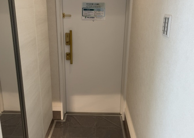 【玄関】 | レクシオ大和田 | 玄関は家の顔でもあり、家族以外の目にも止まる場所です。玄関は外との間を仕切る扉、靴などをしまっておく収納スペース、靴脱ぎのたたきスペース、来客とのやり取りをするドアホンなど複数のアイテムからなります。