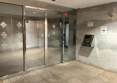 【エントランス】 | レクシオ大和田 | マンションのエントランスには、もともと風よけや防犯の役割がありますが、マンションによって宅配ボックスなどの設備が備わっている所もあります。日々の生活をイメージしながら生活しやすさをチェックしましょう。