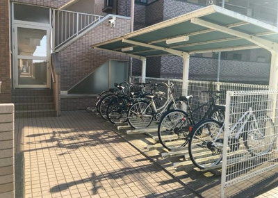 【駐車場】 | レクシオ大和田 | 車一台あたりに必要なスペースは、標準サイズの普通自動車で横幅2m50cm、長さ5mは必要になります。ただし、乗降のことも考慮して横幅3m30cm、長さ5m50cmほどは確保できるところを選びましょう。