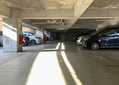 【駐車場】 | レクシオ大和田 | 駐車場と明記されていても、最小スペースでつくられた駐車場だと大型車は駐車できなかったり、出入りしにくくなったりする可能性があります。お車のサイズと購入したい物件の駐車場のサイズを現地で確認しましょう。