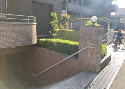 【中庭】 | レクシオ大和田 | 中庭（パティオ）とは、一つの建築物の内部に設けられた、壁などで囲われている庭のことを指します。コの字型、ロの字型が主流ですが、L字型の中庭もあります。最近では、インテリア性の高さからも人気があります。