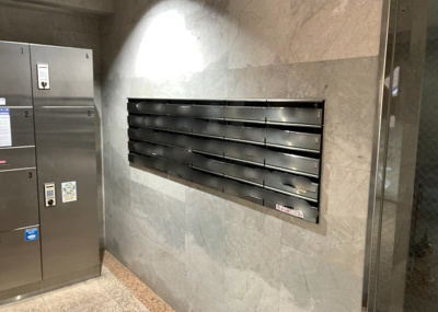 【設備】 | レクシオ大和田 | エントランス付近に設置されている集合ポストは、住んでいる部屋と離れているため、ポストをあさるなど誰かに何かされていても被害に気づきにくいです。入居する時には他人に特定されにくい番号で鍵をかけましょう！