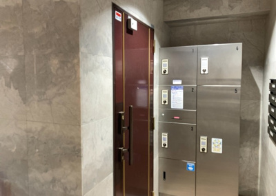 【受付】 | レクシオ大和田 | 受付はマンションコンシェルジュがいる場合もあれば、管理人が滞在する小部屋を総称して呼ぶことがあります。主にエントランスに設置されていることから、防犯面でも期待ができます。防犯設備がない場合はより安心！