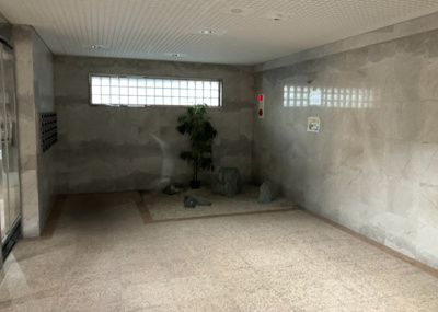 【ロビー】 | レクシオ大和田 | ラウンジは、マンションの共用スペースに椅子やテーブルなどを配置した利用者が寛げる空間です。屋内型ラウンジと屋外型ラウンジがあります。共用部分の管理状況と合わせて、詳細については現地でご確認ください。