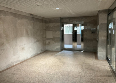 【ロビー】 | レクシオ大和田 | ロビーというと、エントランスと何がちがうの？と思いますよね。実はロビーとエントランスには明確な決まりはありません。物件によっては、エントランスを入って広がるある程度の広さのある空間がロビーとなります。