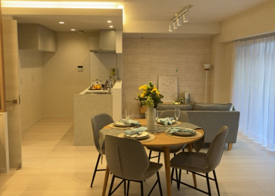 【ダイニング】 | レクシオ大和田 | ダイニングは、食事や家族の団らんスペースとしてだけではなく、ほかの用途としても使用することができます。ダイニングテーブルを置き、食事のためのスペースを作ることでリビングとの差別化を図ることができます。