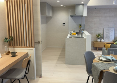 【キッチン】 | レクシオ大和田 | L型アイランドタイプは、キッチンからダイニングにもリビングにも目が行き届くので、とても使いやすい配置です。L字型独立タイプは、キッチンを独立させてるためLDKというよりもLDといった様なイメージです。