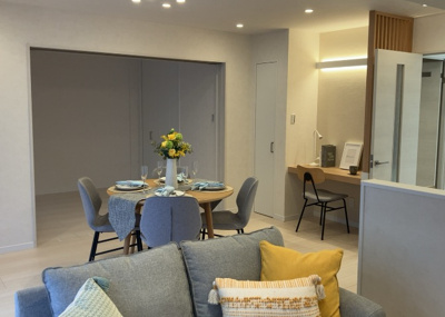 【居間・リビング】 | レクシオ大和田 | 直線タイプはLとDKを一直線に並べた形で対面キッチンのタイプです。一般的なのでよく見かけるかもしれません。直線タイプに似た直接アイランドタイプは、キッチンとダイニングの間に壁がない分広く感じられます。