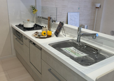 【キッチン】 | レクシオ大和田 | 標準的なシステムキッチンの横幅は、165cm～300cm程度です。2100・2400・2550・2700などミリ単位で表記されます。普段どのように料理をするのかを想定しながら合ったサイズを選びましょう