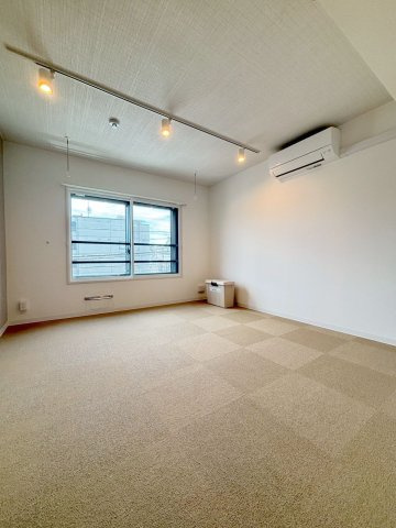 「防音マンション」ラシクラス新宿中井の居間・リビング|防音室は防音床、防音壁、防音天井となっており、まさに楽器を演奏するためにつくられた24時間楽器演奏可能の防音室です